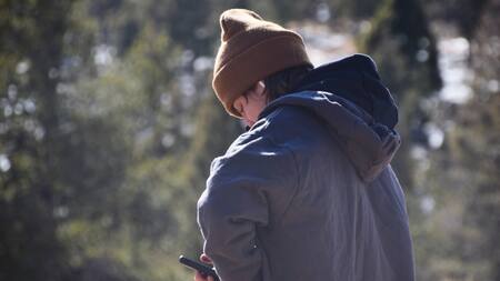Niño con celular. Foto: Unsplash.