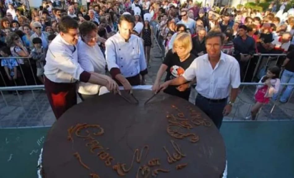 El alfajor más grande del mundo en Mar del Plata. Foto: X/@ahoramdp.