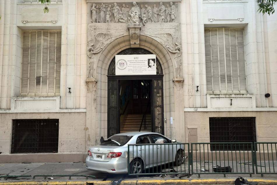 Auto se incrustó contra un colegio en San Cristobal. Foto: Telam.