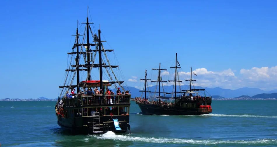 Barco Pirata en Florianópolis, Brasil. Foto: Escuna Martin.