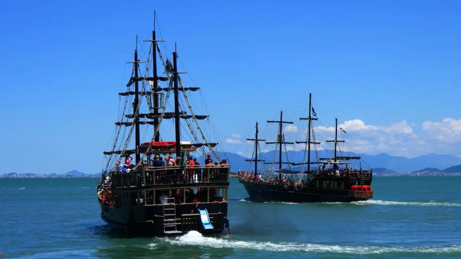 Barco Pirata en Florianópolis, Brasil. Foto: Escuna Martin.