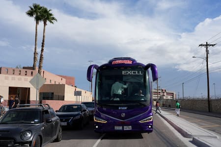 Micro con migrantes rumbo a Nueva York. Foto: Reuters