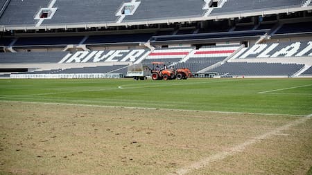 Renovación de césped en el estadio Más Monumental, de River Plate.