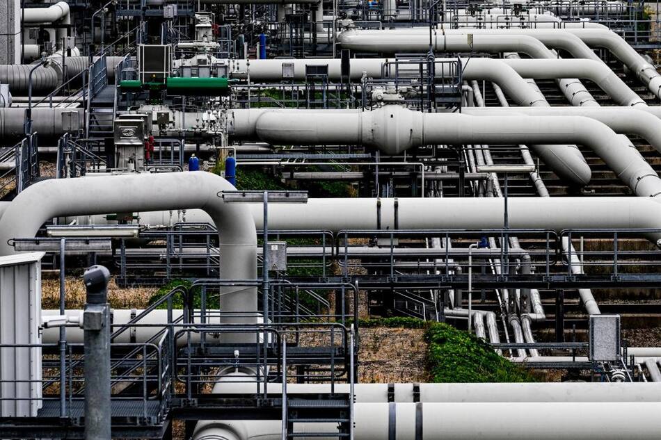 Vista de las tuberías de gas en la estación compresora de Mallnow, EFE