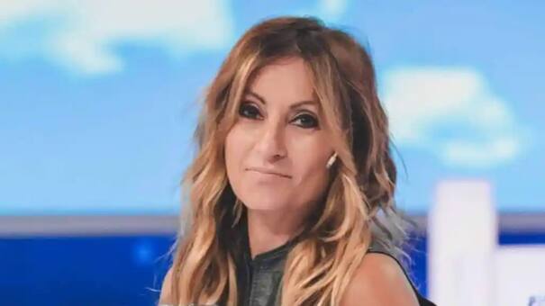 Como Brtiney Spears: Marcela Tauro se casó con ella misma y Santiago Del Moro le dio su bendición