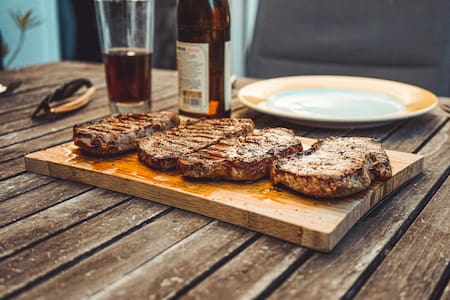 Bife, asado, parrilla. Foto Unsplash.