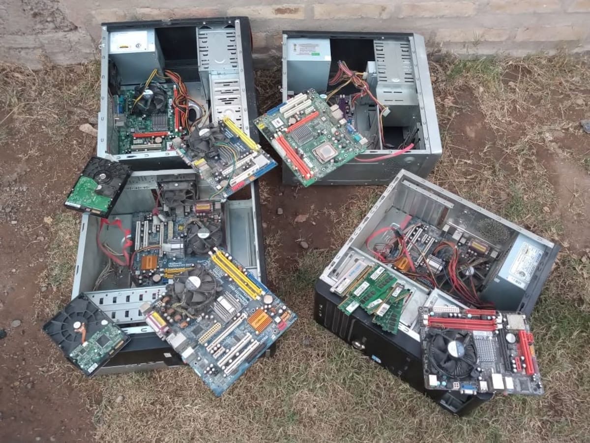 REN recibe computadoras y otros dispositivos en desuso para recuperar componentes, reutilizar materiales y reducir la cantidad de basura electrónica.