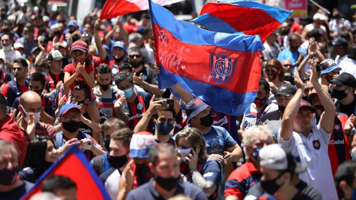 Banderazo azulgrana de hinchas de San Lorenzo. Foto: NA.