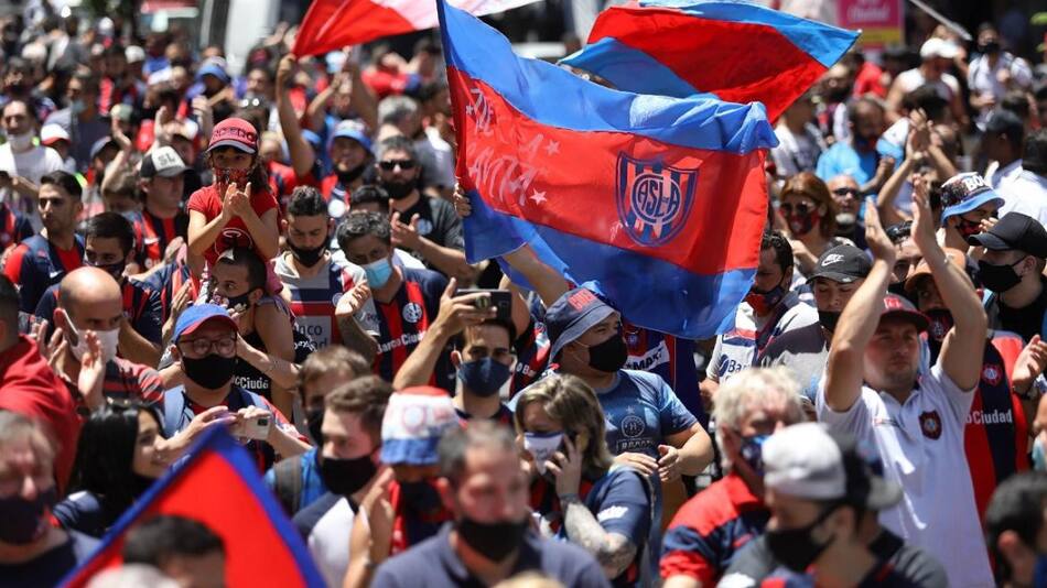 Banderazo azulgrana de hinchas de San Lorenzo. Foto: NA.