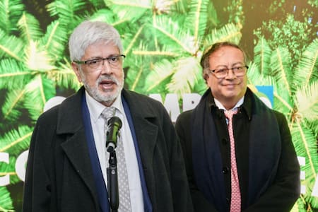 Petro junto al ministro colombiano de Comercio, Industria y Turismo, Germán Umaña. Foto: EFE
