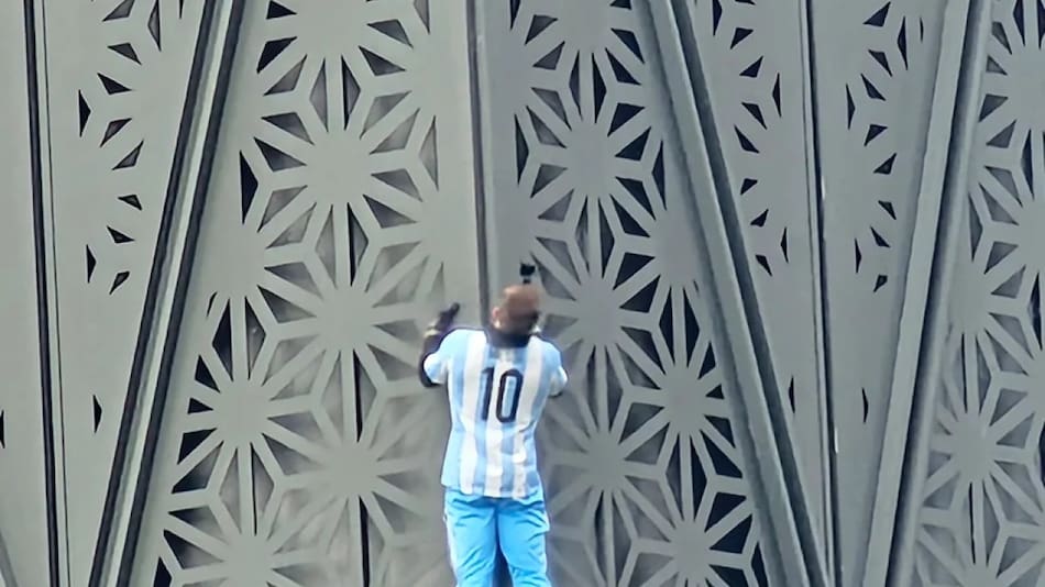 Youtuber polaco escalando edificio en Puerto Madero. Foto: NA.