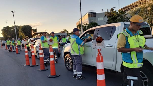 Multas de hasta $420 mil: qué conductas prohibidas dentro del auto te pueden costar una fortuna al salir a la ruta