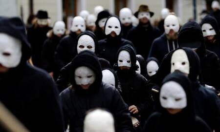 Celebración de Pascuas con máscaras en República Checa (Reuters)