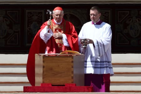 El decano del Colegio Cardenalicio, Giovanni Battista Re, quien preside el funeral del papa Francisco. Foto: Reuters/Guglielmo Mangiapane.