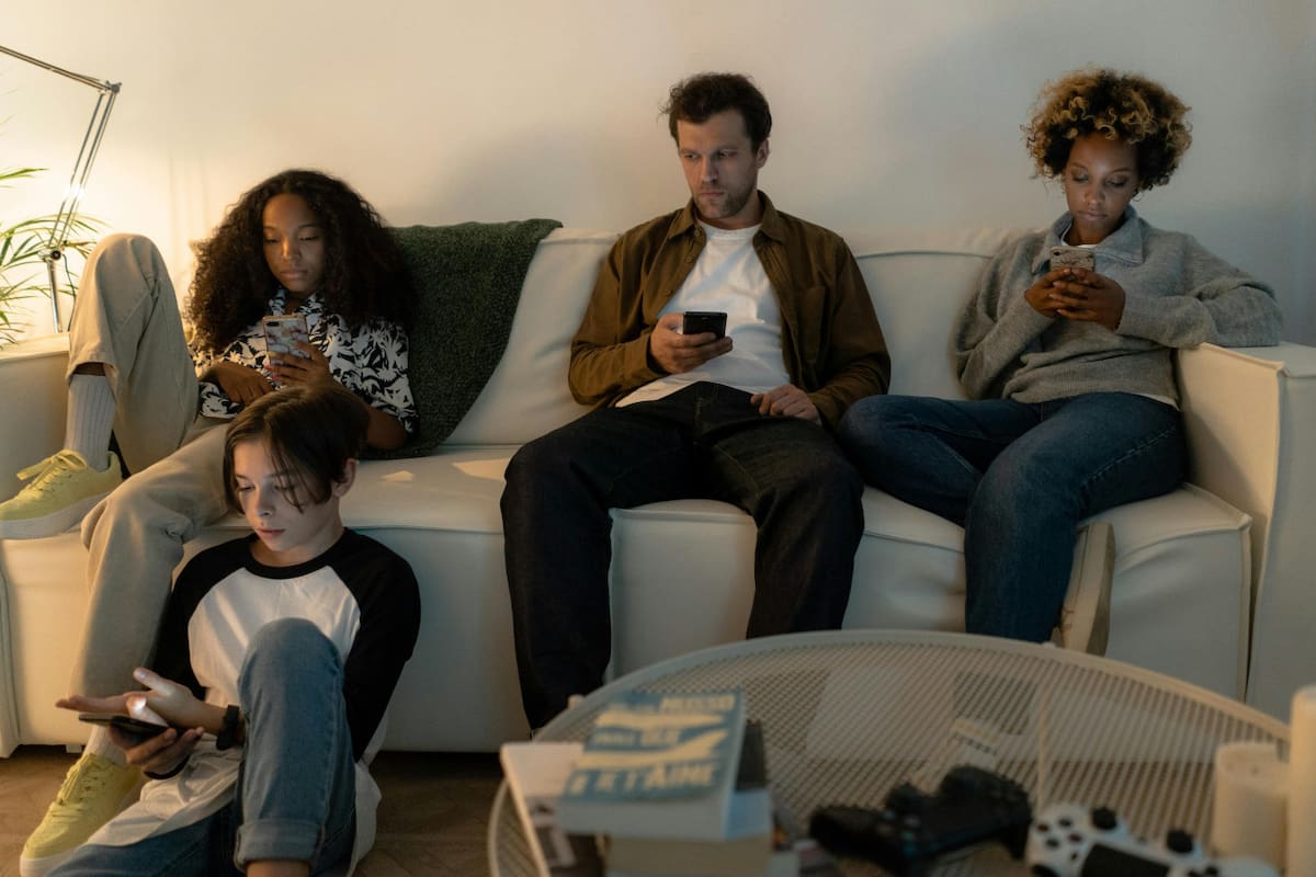 Familia con celulares. Foto: Pexels.