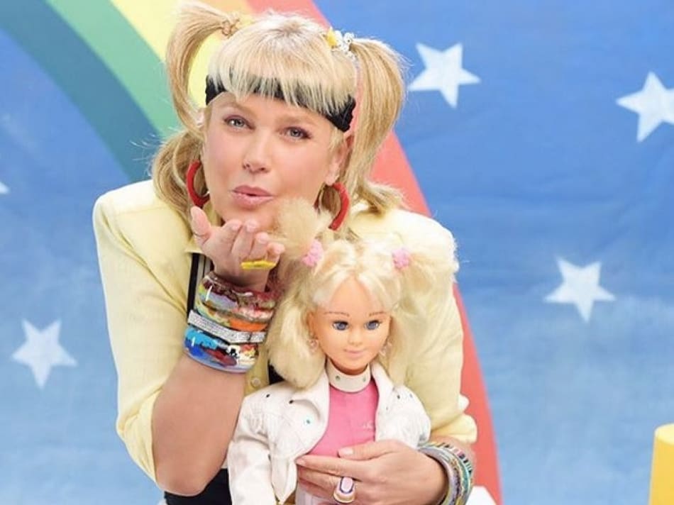 Xuxa con una de las muñecas que promocionaba. Foto: Instagram.