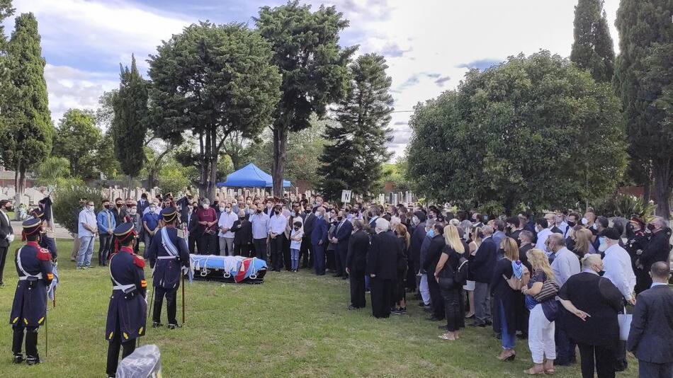 Inhumaron los restos del ex presidente Carlos Menem en el Cementerio Islámico de La Tablada, NA
