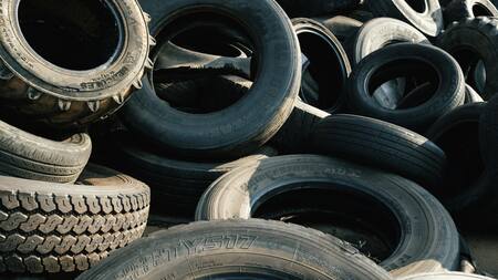 Un neumático puede tardar en descomponerse de 500 a 1000 años. Foto: Unsplash.