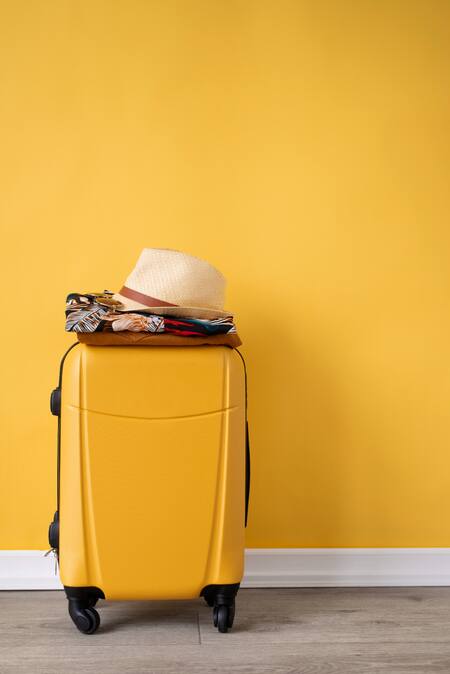 Viajes, valijas. Foto Freepik