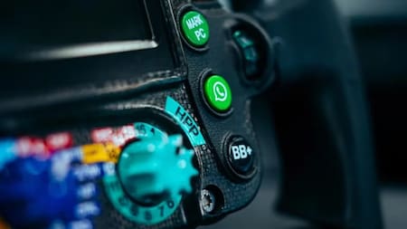 Logo de WhatsApp en volantes de la F1. Foto: X/ @Mercedes