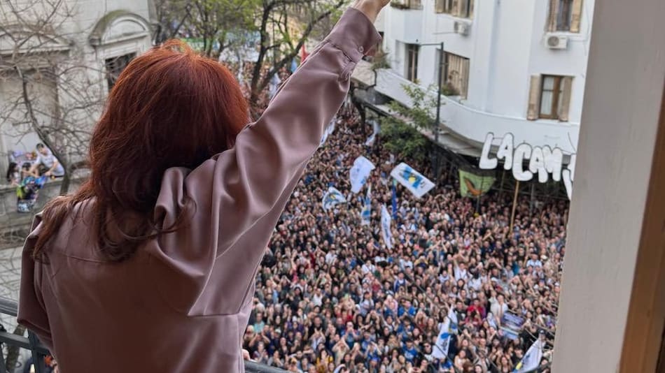 Cristina Kichner en su casa junto a la militancia.