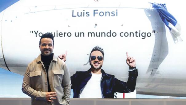 Aerolínea nombra Luis Fonsi un avión a modo de homenaje: la reacción del cantante