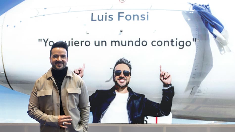 El avión que lleva el nombre de Luis Fonsi. Foto: EFE.