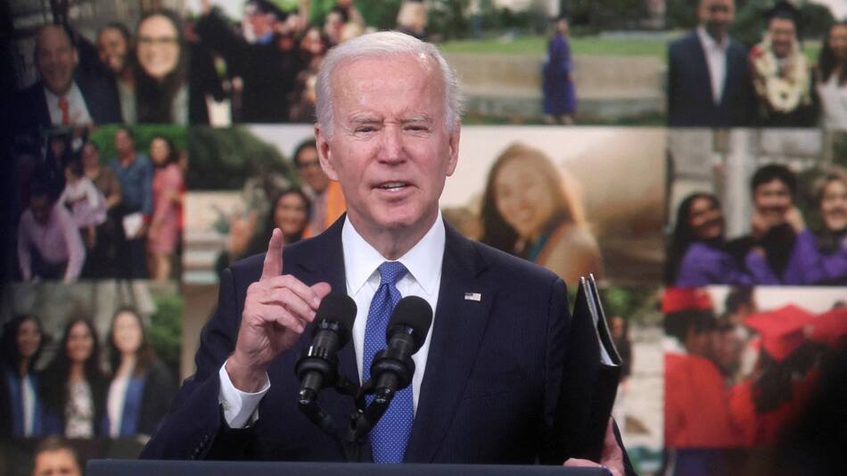 Biden habla sobre el programa de condonación de préstamos estudiantiles. Reuters