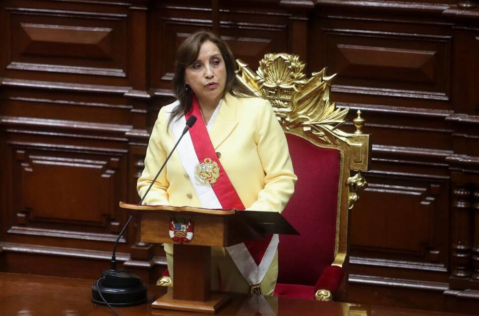 Dina Boluarte juró como presidenta de Perú. Foto: REUTERS.