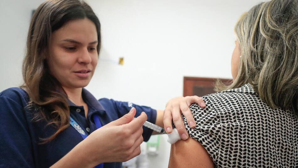Una enfermera aplica una dosis de la vacuna contra el coronavirus. Foto: EFE