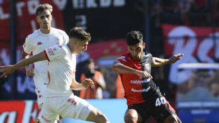 Colón de Santa Fe-Huracán 1. Foto: Télam.