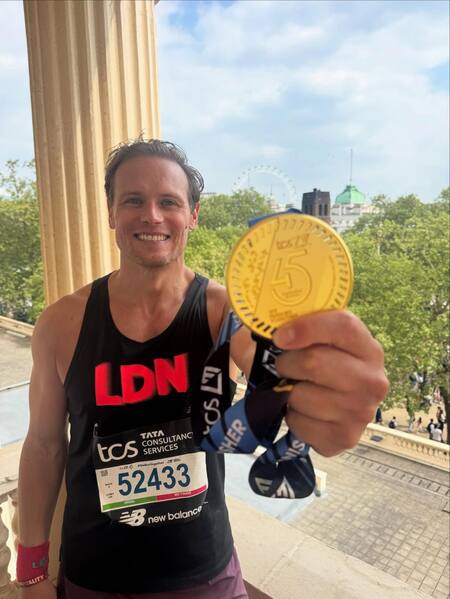 Sam Heughan corrió la Maratón de Londres 2025. Foto Instagram @Samheughan