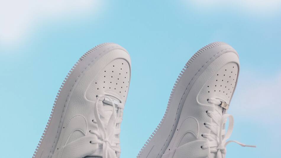 Zapatillas en oferta en Mercado Libre. Fuente: Unsplash.
