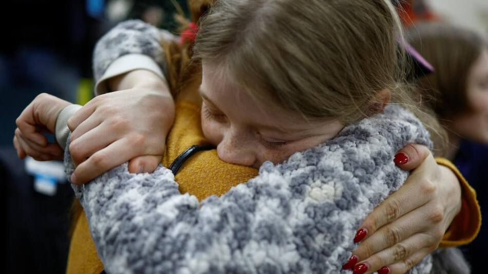 Niña se encuentra con su madre entre abrazos y lágrimas. Foto: Reuters.