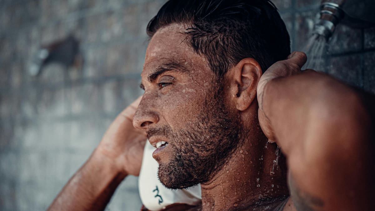 Qué significa que una persona se bañe siempre por la noche, según la psicología.