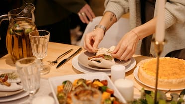 Manteles como nuevos después de Navidad: paso a paso para limpiarlos sin gastar de más