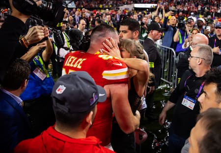 Travis Kelce festejó el Super Bowl con Taylor Swift. Foto: Reuters.