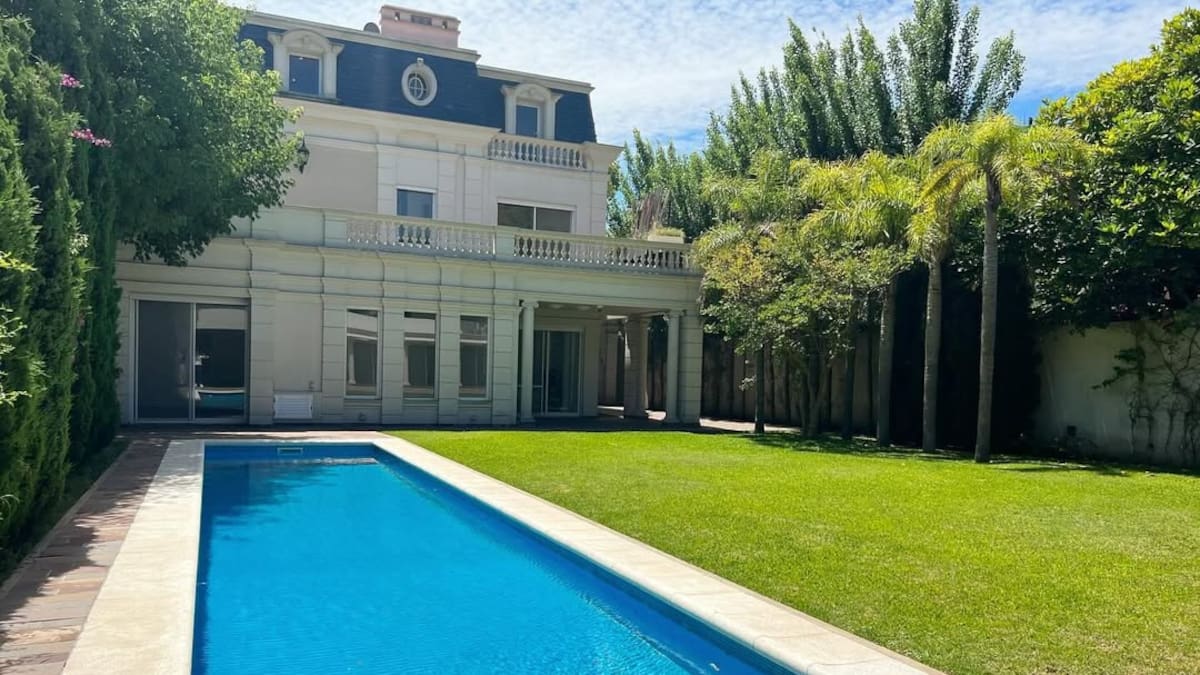 Mansión en venta en La Pampa y Melián.