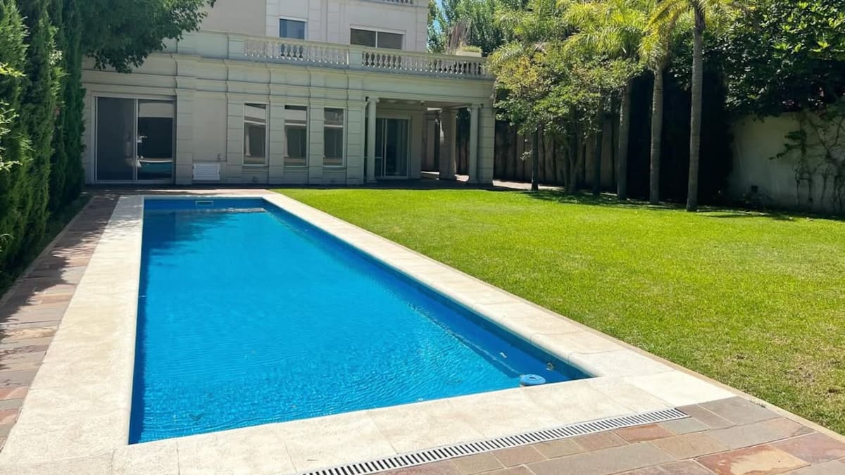 Ponen en venta una de las mansiones más exclusivas en la calle más linda de Buenos Aires: cuánto cuesta la propiedad que ya atrae a embajadas