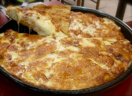 Pizza de muzzarella. Foto: buenosairesconnect