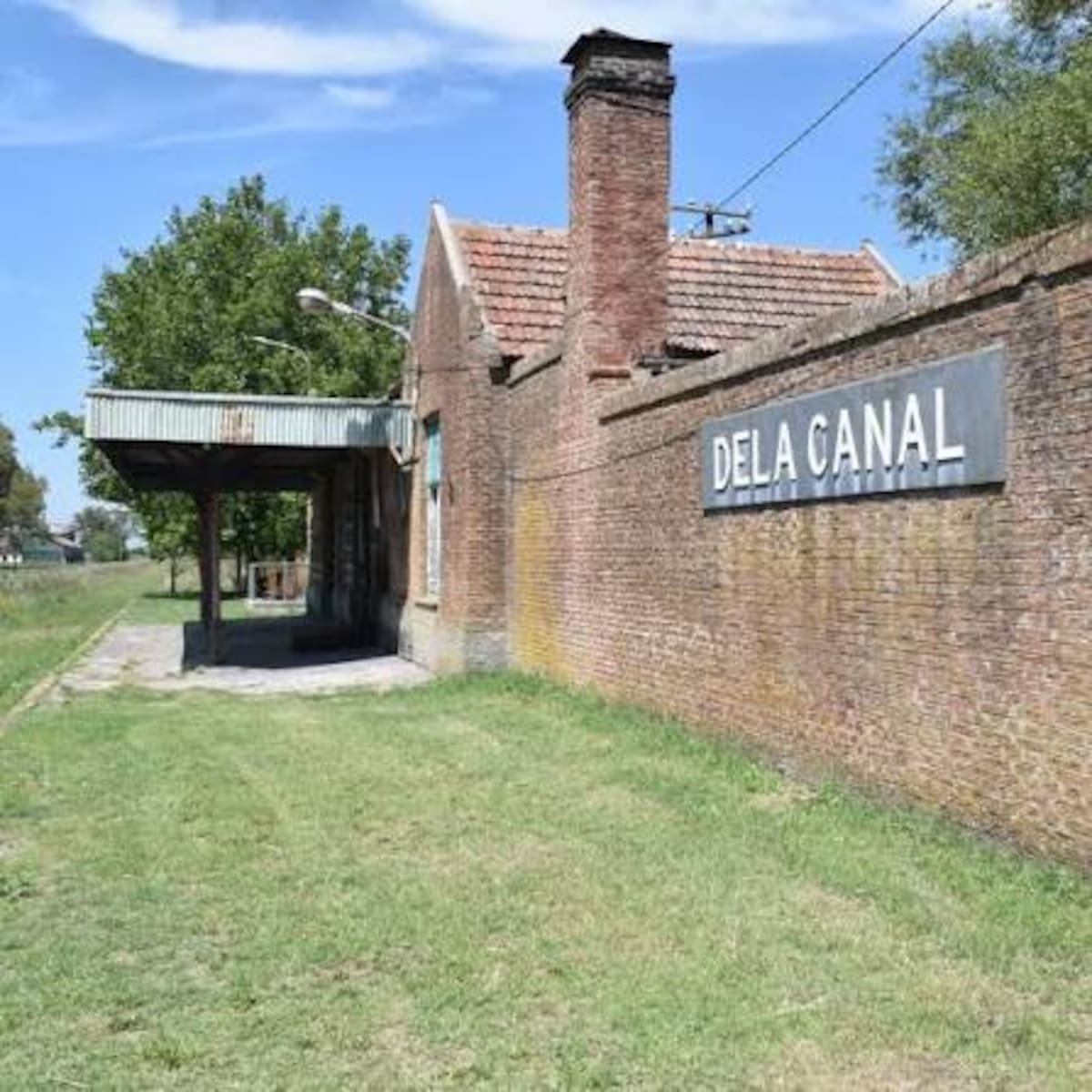 Viejas estaciones, calles tranquilas y paisajes abiertos forman parte de un circuito que invita a bajar el ritmo y reconectar con la vida de campo.