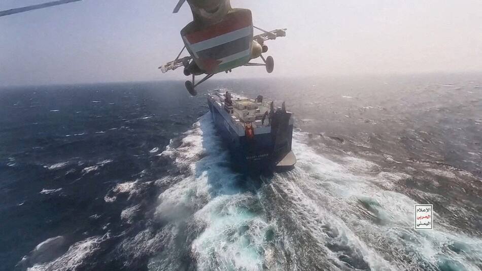 Un helicóptero militar hutí sobrevuela un buque. Foto: Reuters