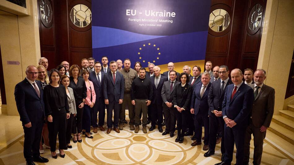 Ministros de Exteriores de la UE con Zelenski. Foto: Reuters.