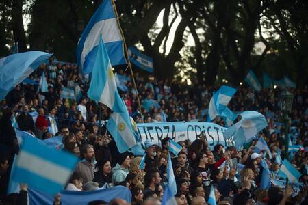 Banderazo en apoyo a Cristina Kirchner en Parque Lezama.