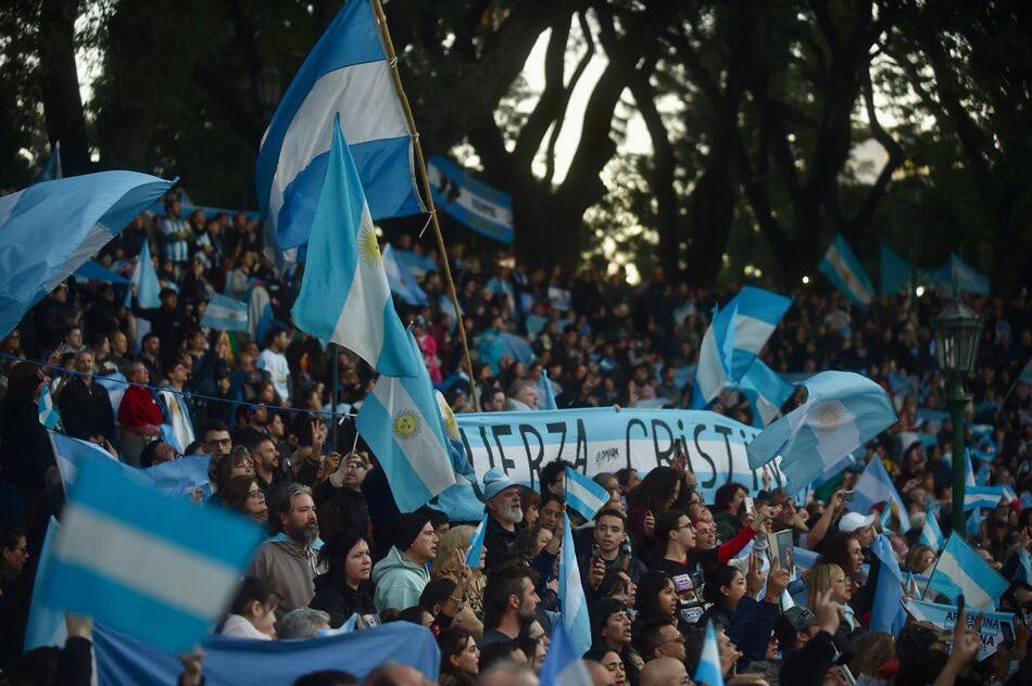 Banderazo en apoyo a Cristina Kirchner en Parque Lezama.