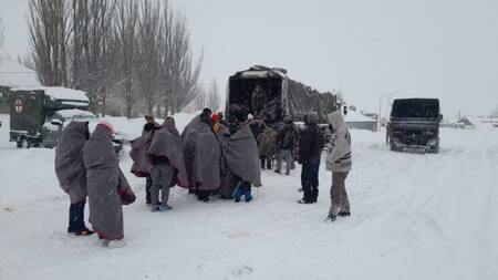 Rescate de personas varadas por tormenta de nieve en la Cordillera, foto NA, Gendarmería