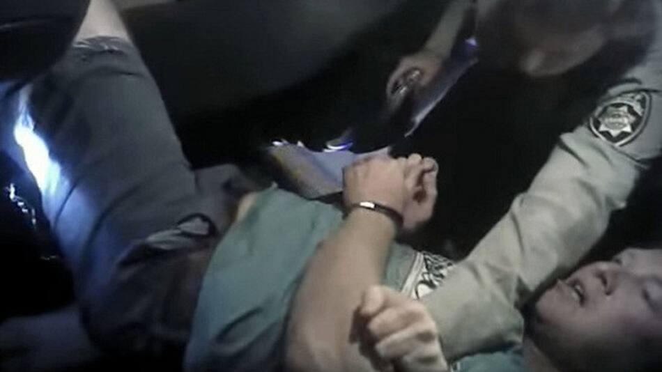 Ataque de policías con taser