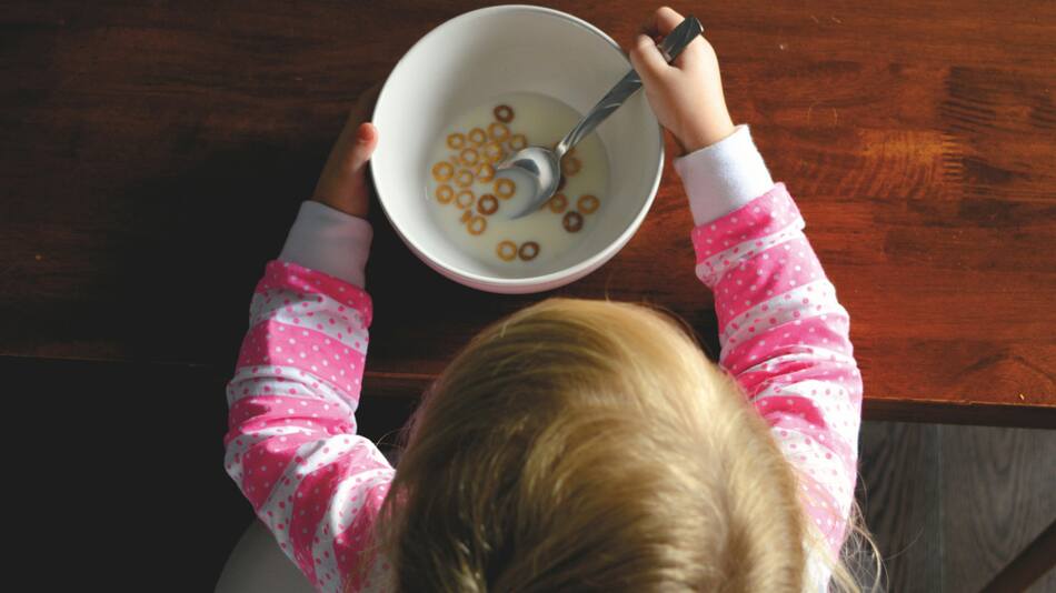 Niña comiendo. Foto: Unsplash.