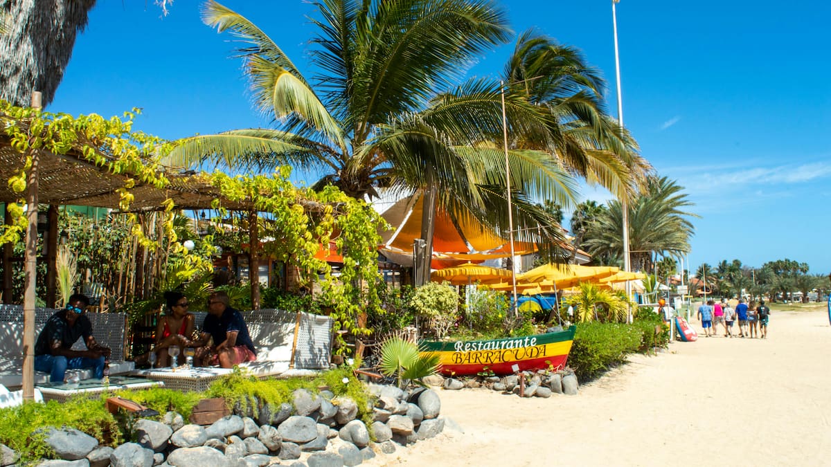 Cabo Verde combina playas paradisíacas, montañas volcánicas y una riqueza cultural que lo convierten en uno de los destinos emergentes más atractivos de África.