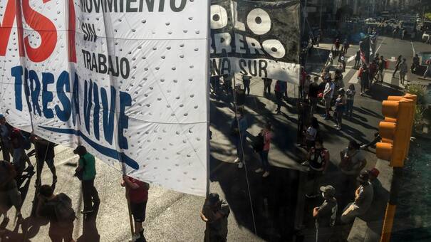 Protesta, caos y corte de organizaciones de izquierda en Puente Pueyrredón